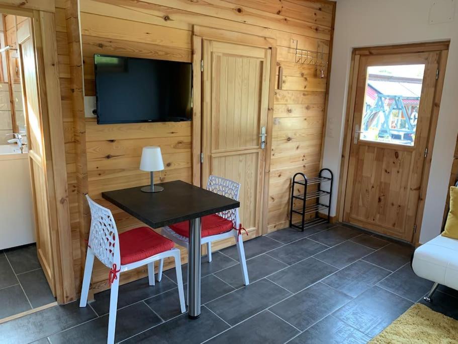 Chalet 2 Personnes Avec Jacuzzi Et Piscine Saisonniere Partagee Corcieux Exterior photo