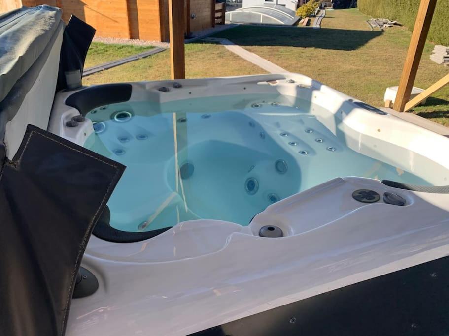 Chalet 2 Personnes Avec Jacuzzi Et Piscine Saisonniere Partagee Corcieux Exterior photo