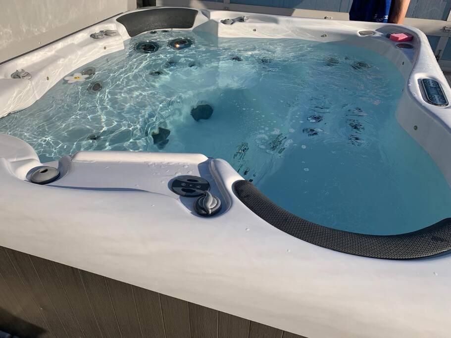 Chalet 2 Personnes Avec Jacuzzi Et Piscine Saisonniere Partagee Corcieux Exterior photo