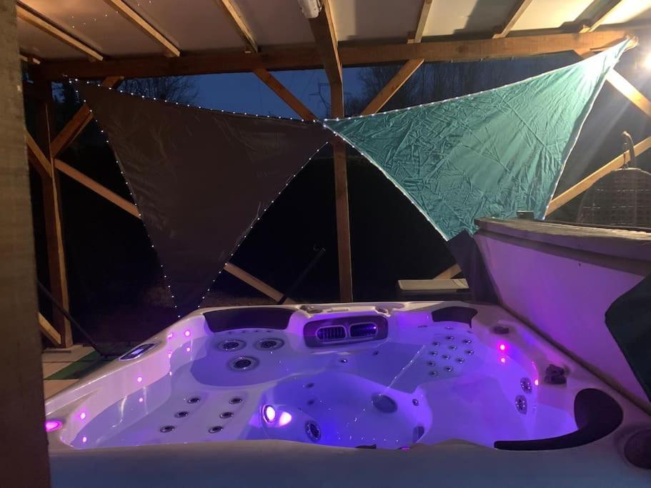 Chalet 2 Personnes Avec Jacuzzi Et Piscine Saisonniere Partagee Corcieux Exterior photo