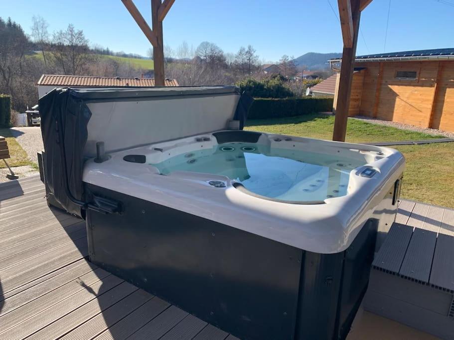 Chalet 2 Personnes Avec Jacuzzi Et Piscine Saisonniere Partagee Corcieux Exterior photo