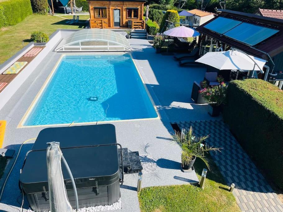 Chalet 2 Personnes Avec Jacuzzi Et Piscine Saisonniere Partagee Corcieux Exterior photo