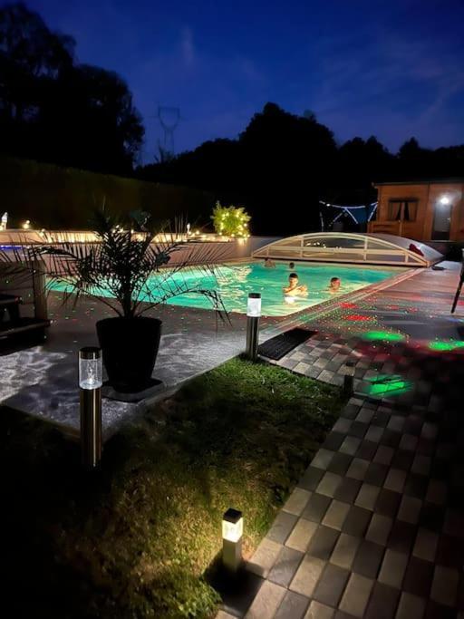 Chalet 2 Personnes Avec Jacuzzi Et Piscine Saisonniere Partagee Corcieux Exterior photo