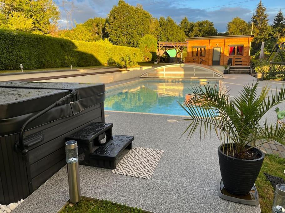 Chalet 2 Personnes Avec Jacuzzi Et Piscine Saisonniere Partagee Corcieux Exterior photo