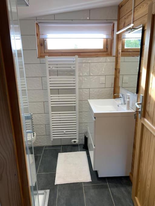 Chalet 2 Personnes Avec Jacuzzi Et Piscine Saisonniere Partagee Corcieux Exterior photo